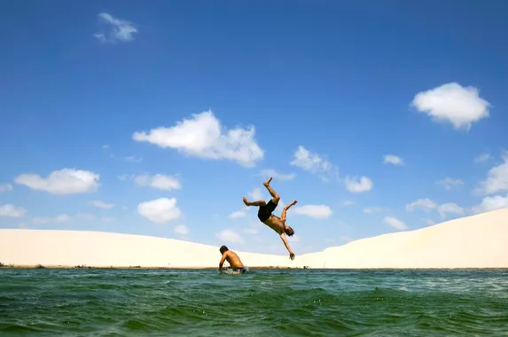 Amigos se divertindo nos Lençóis Maranhenses