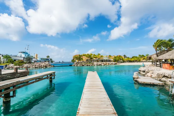 Vistas ao redor da Sea Aquarium Beach, pequena ilha caribenha de Curaçao