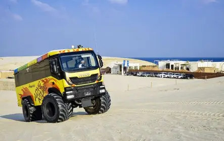 Excursão de ônibus monstro em Doha no deserto