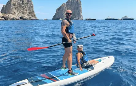 Passeio pelas cavernas e praias de Capri em paddleboard