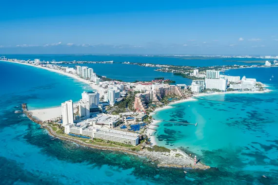 Vista aérea do mar do caribe, em Cancún