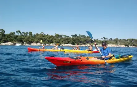 Alquiler de kayak de mar en la costa de Esterel en la Costa Azul