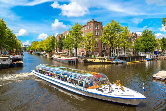 Embarcação no canal de Amsterdam
